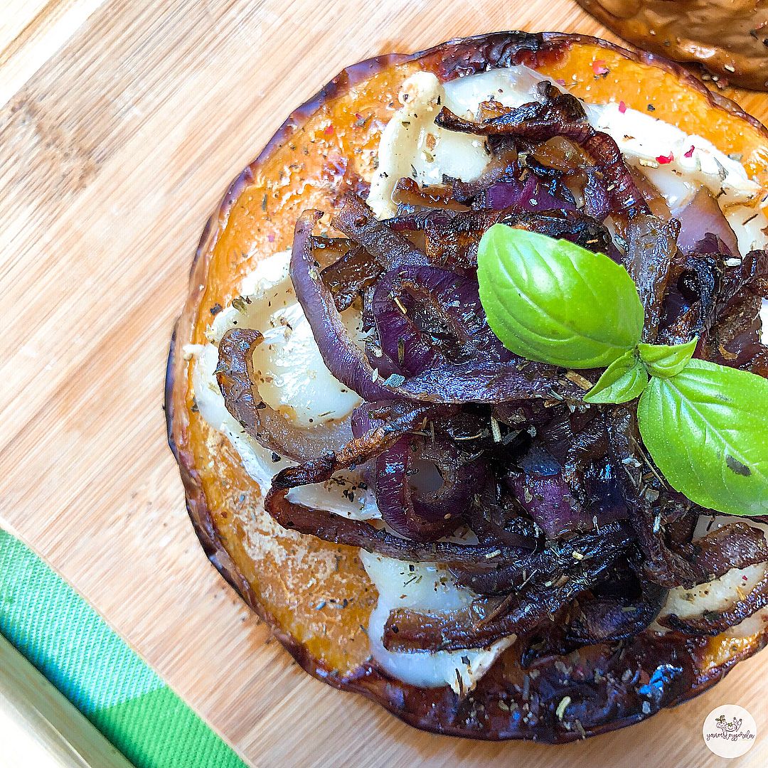 Calabaza asada con queso de cabra y cebolla morada Calabaza asada con queso de cabra y cebolla morada