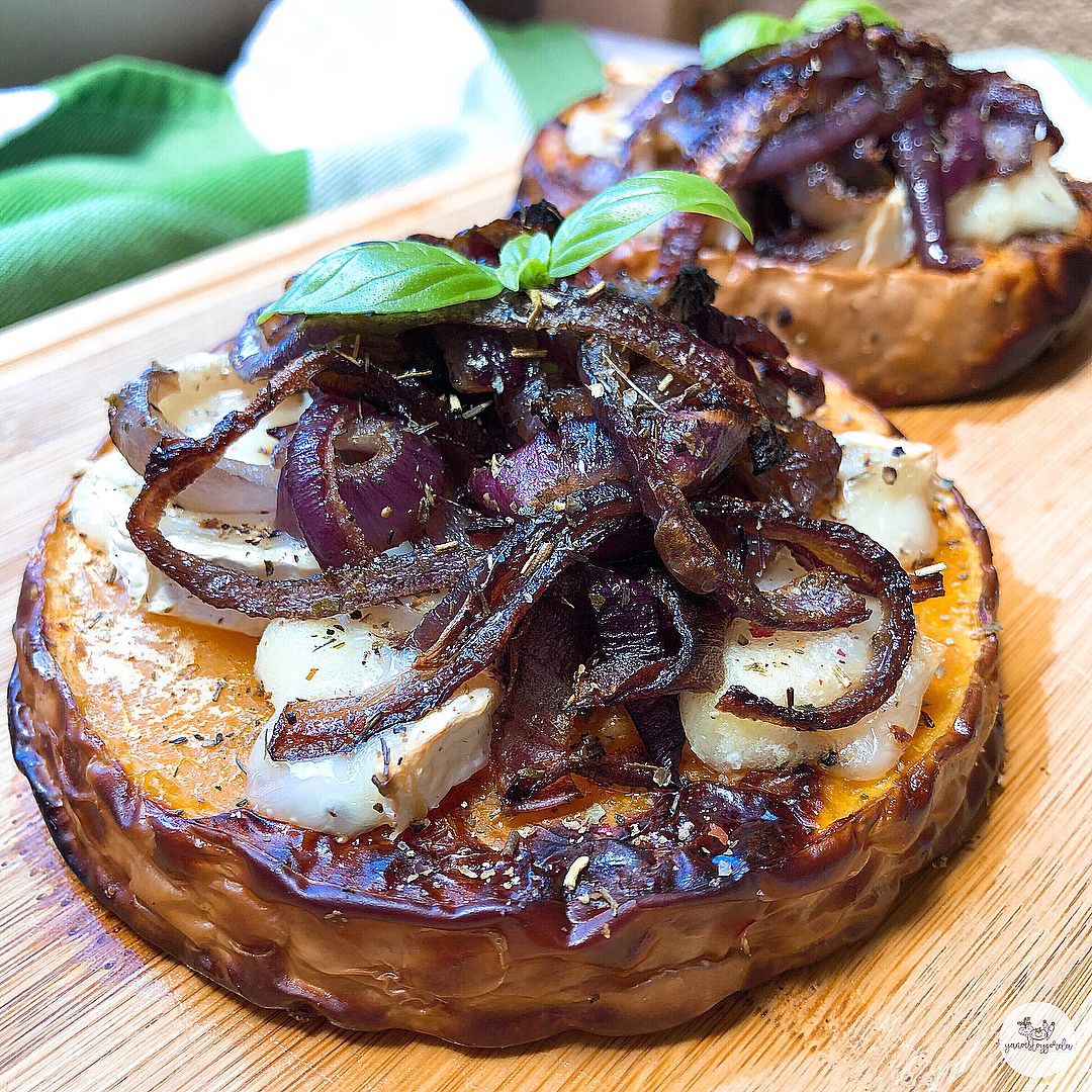 Calabaza asada con queso de cabra y cebolla morada Calabaza asada con queso de cabra y cebolla morada