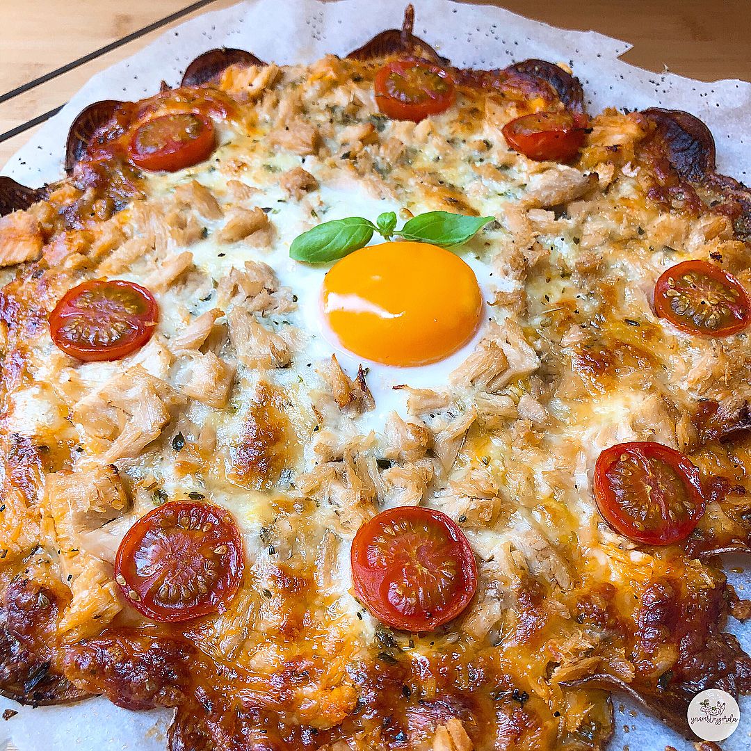 PIZZA CON BASE DE PATATA CON BONITO Y HUEVO PIZZA CON BASE DE PATATA CON BONITO Y HUEVO