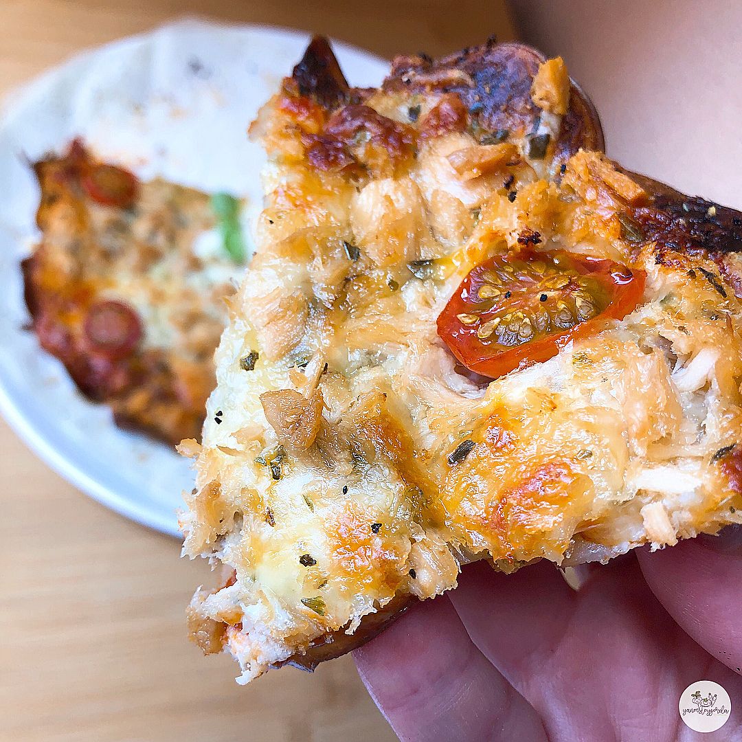 PIZZA CON BASE DE PATATA CON BONITO Y HUEVO