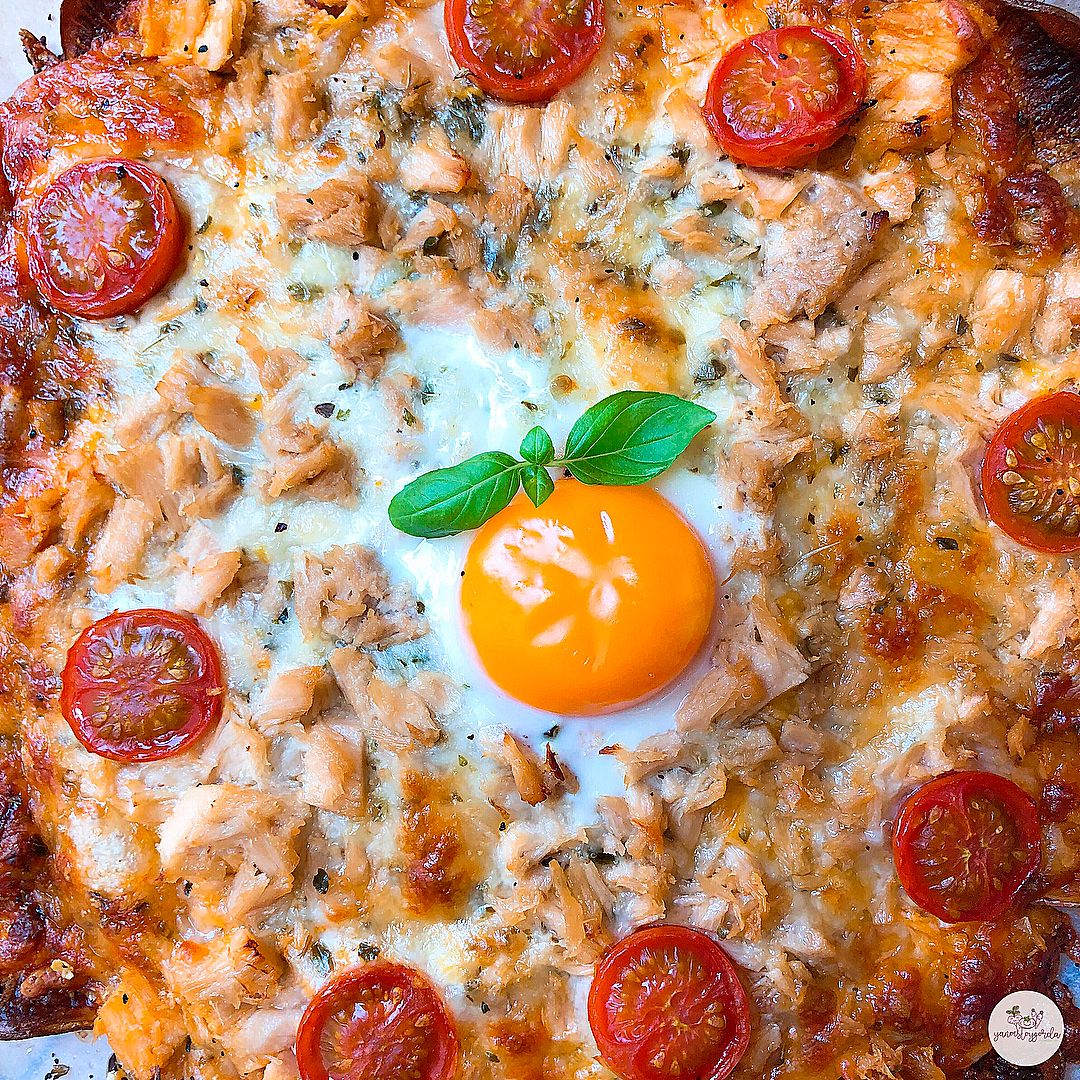PIZZA CON BASE DE PATATA CON BONITO Y HUEVO PIZZA CON BASE DE PATATA CON BONITO Y HUEVO