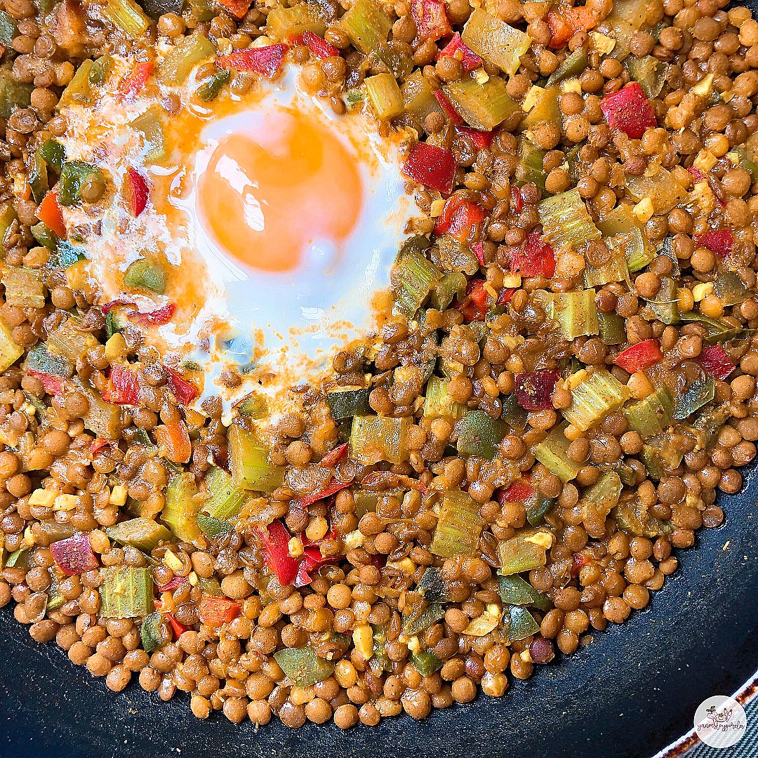 Lentejas al curry con huevo