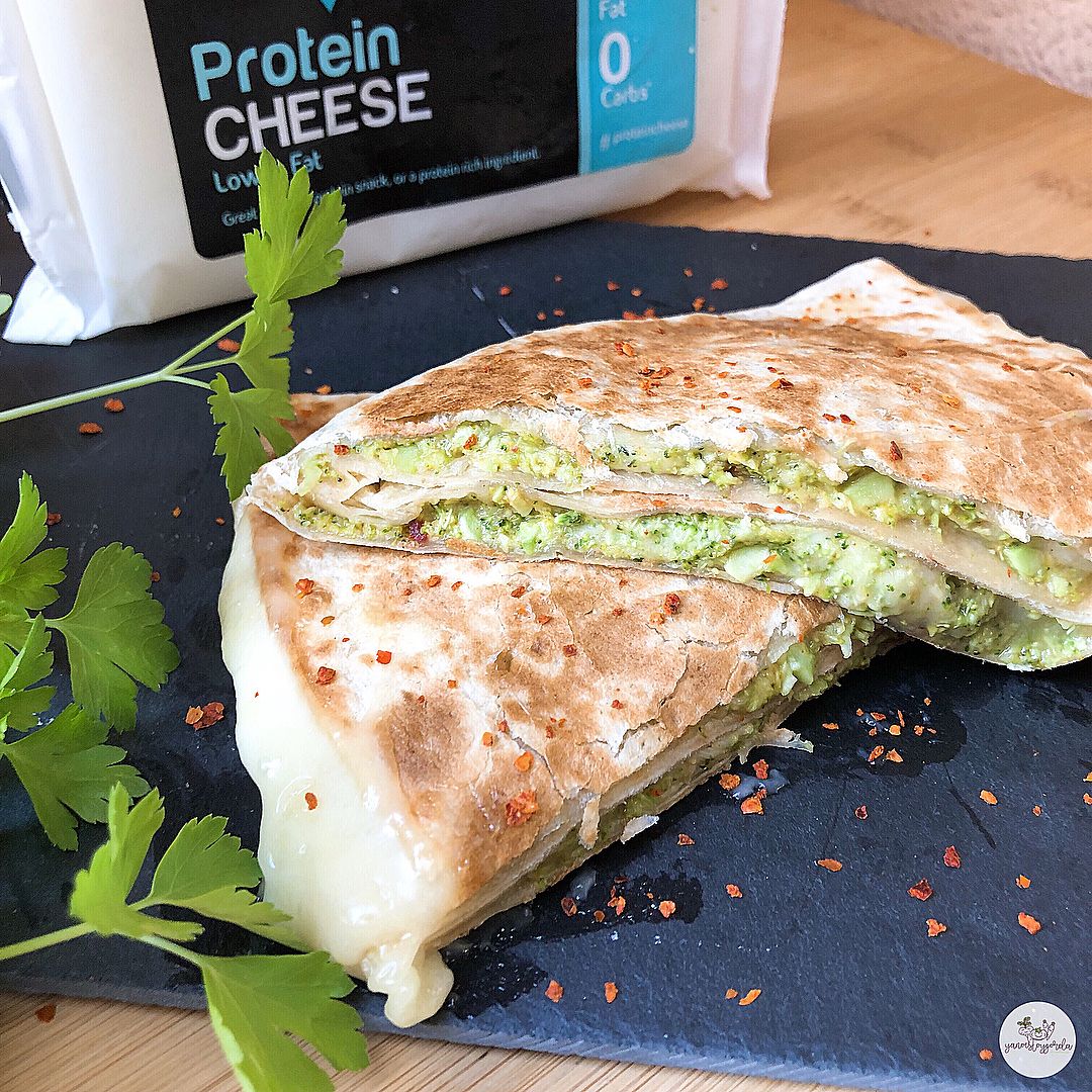 QUESADILLA DE QUINOA RELLENA DE BRÓCOLI Y QUESO QUESADILLA DE QUINOA RELLENA DE BRÓCOLI Y QUESO