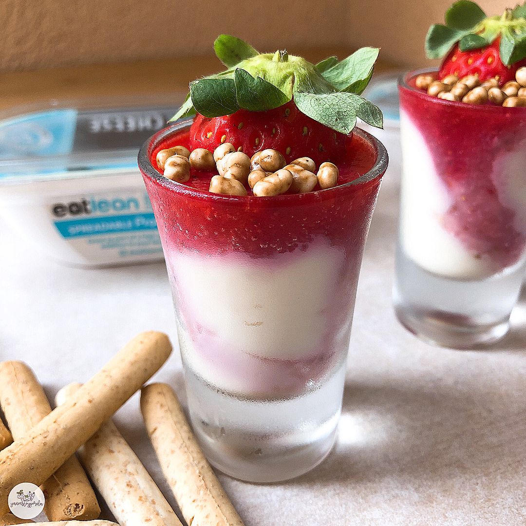 Vasitos cremosos de queso y sirope de fresas Vasitos cremosos de queso y sirope de fresas