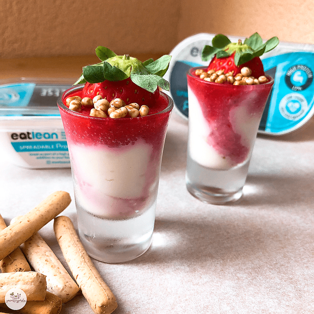 Vasitos cremosos de queso y sirope de fresas