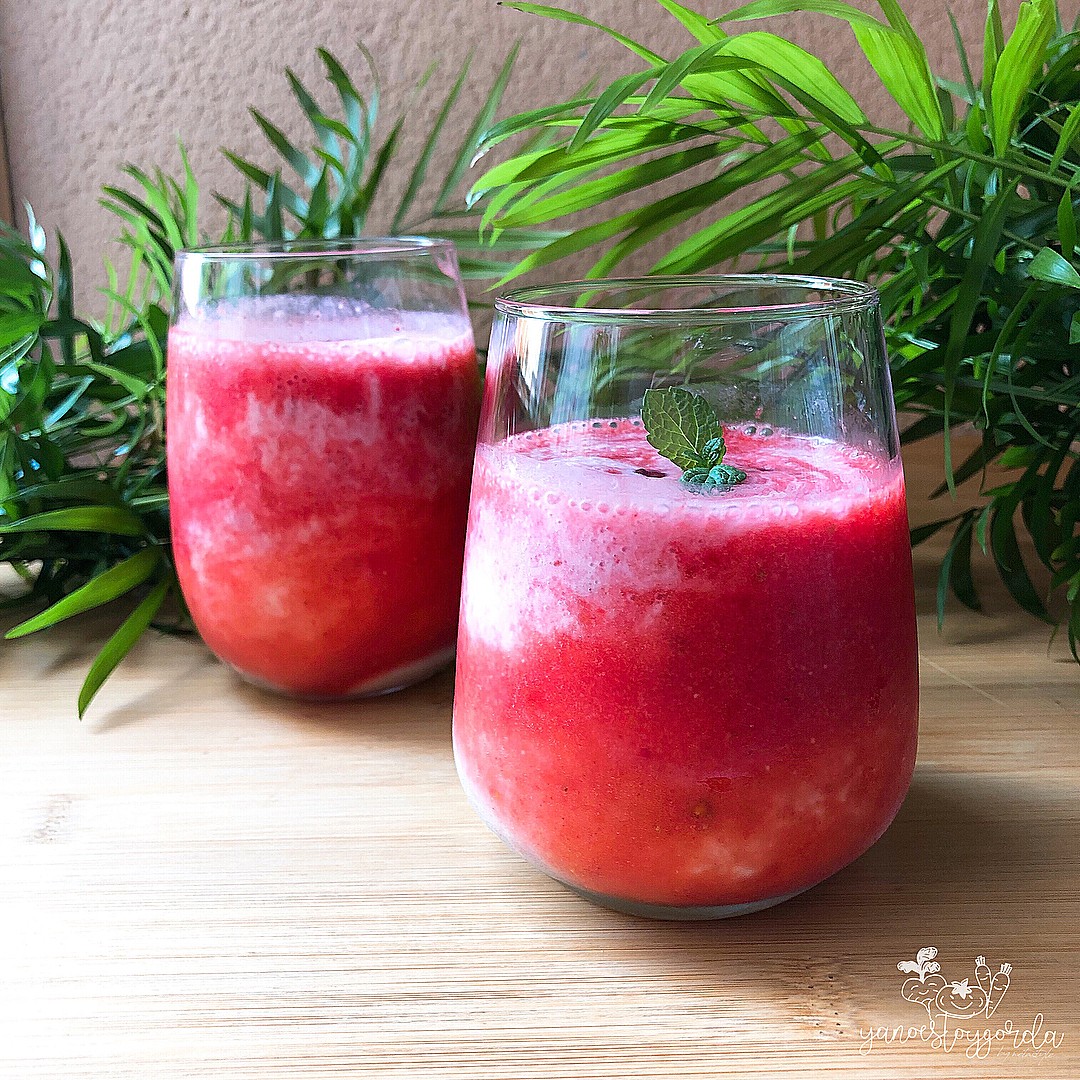 BATIDO DE PLÁTANO Y FRESA BATIDO DE PLÁTANO Y FRESA