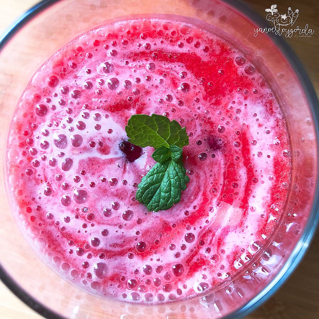 BATIDO DE PLÁTANO Y FRESA BATIDO DE PLÁTANO Y FRESA