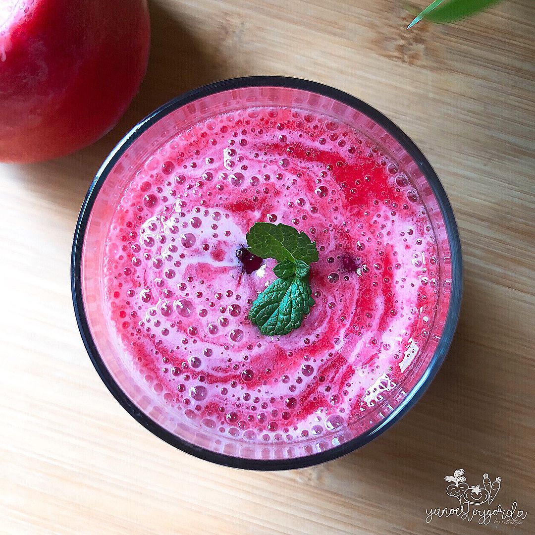 BATIDO DE PLÁTANO Y FRESA BATIDO DE PLÁTANO Y FRESA