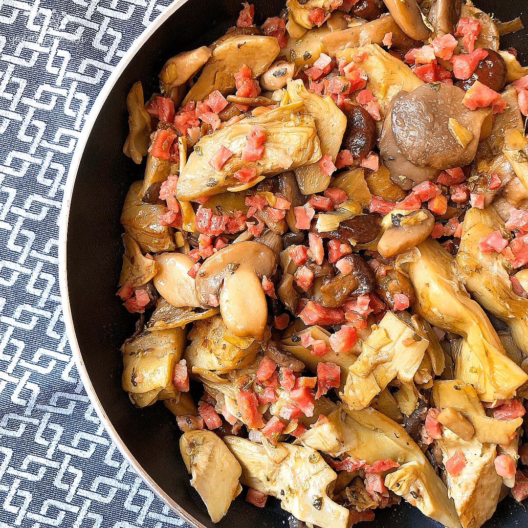 ALCACHOFAS CON SETAS Y JAMÓN