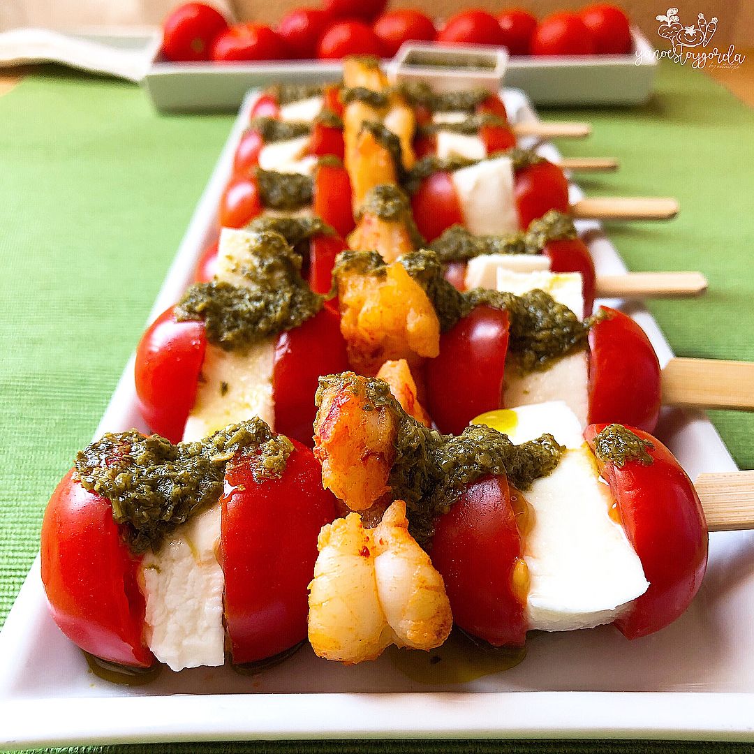 Brochetas de tomatitos, mozzarella light y gambones al pesto Brochetas de tomatitos, mozzarella light y gambones al pesto