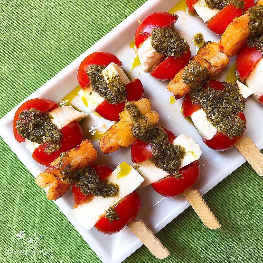 Brochetas de tomatitos, mozzarella light y gambones al pesto Brochetas de tomatitos, mozzarella light y gambones al pesto