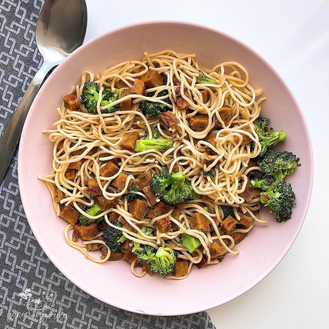 Noodles de arroz con rulo vegetal y brócoli Noodles de arroz con rulo vegetal y brócoli