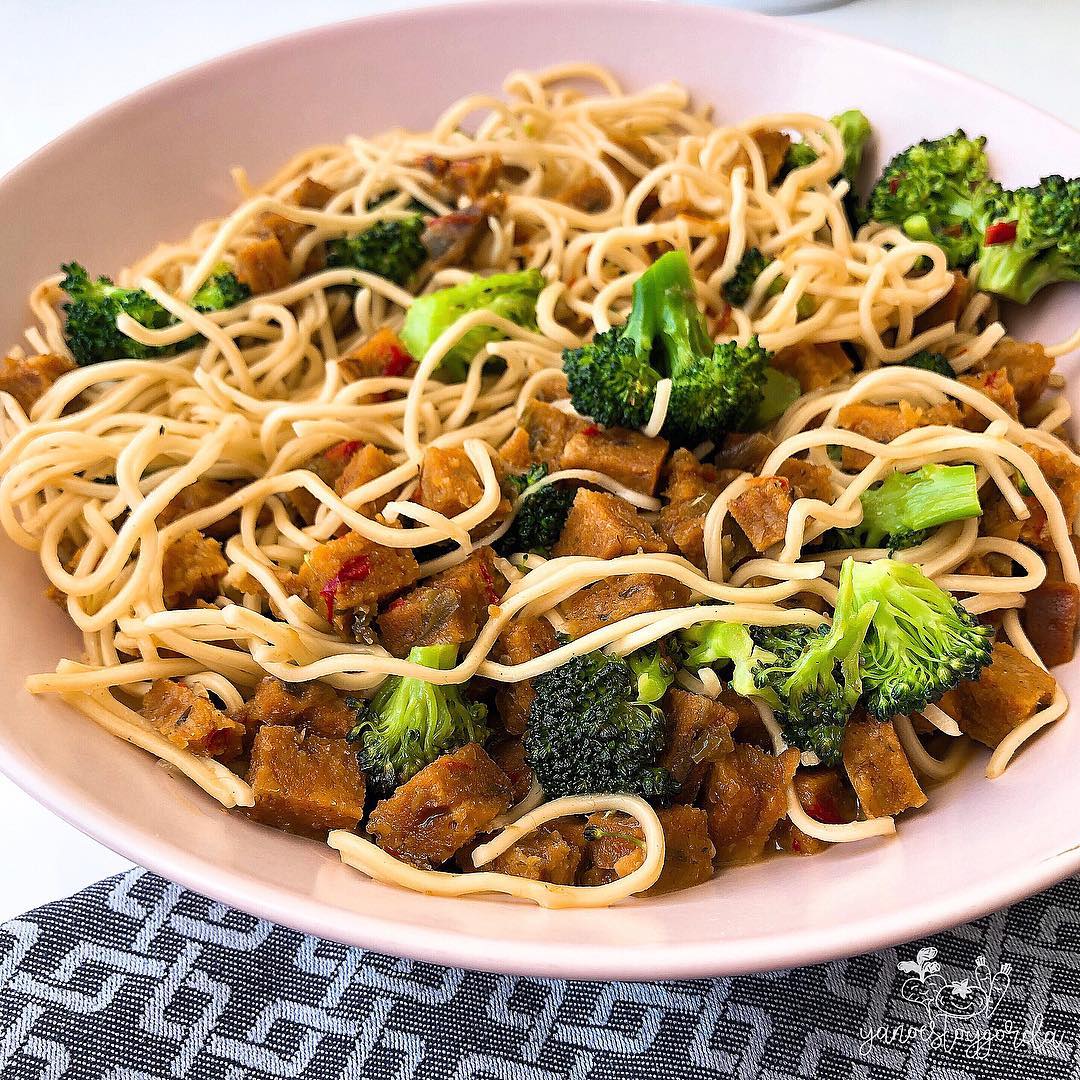 Noodles de arroz con rulo vegetal y brócoli Noodles de arroz con rulo vegetal y brócoli