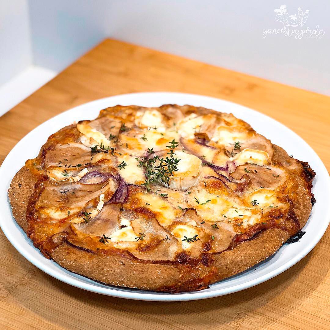 Pizza de espelta integral con peras y queso de cabra