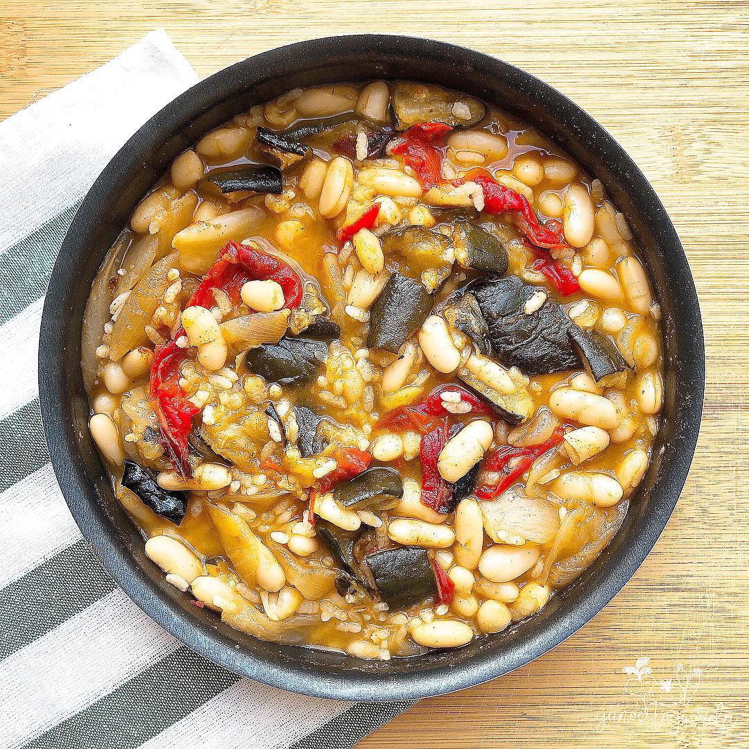 Judías con arroz y verduras asadas Judías con arroz y verduras asadas