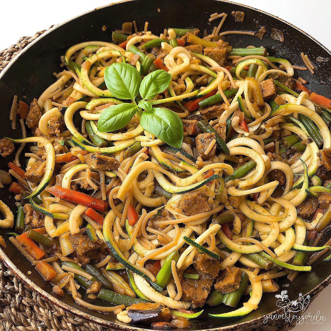 Espaguetis con verduras y rulo vegetal Espaguetis con verduras y rulo vegetal