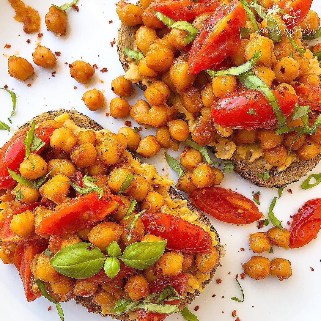 Tostadas con garbanzos al pimentón Tostadas con garbanzos al pimentón