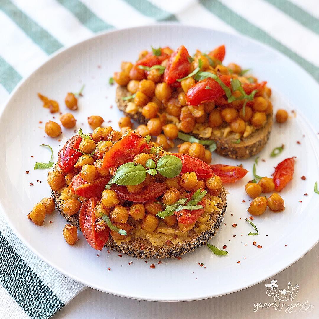 Tostadas con garbanzos al pimentón Tostadas con garbanzos al pimentón