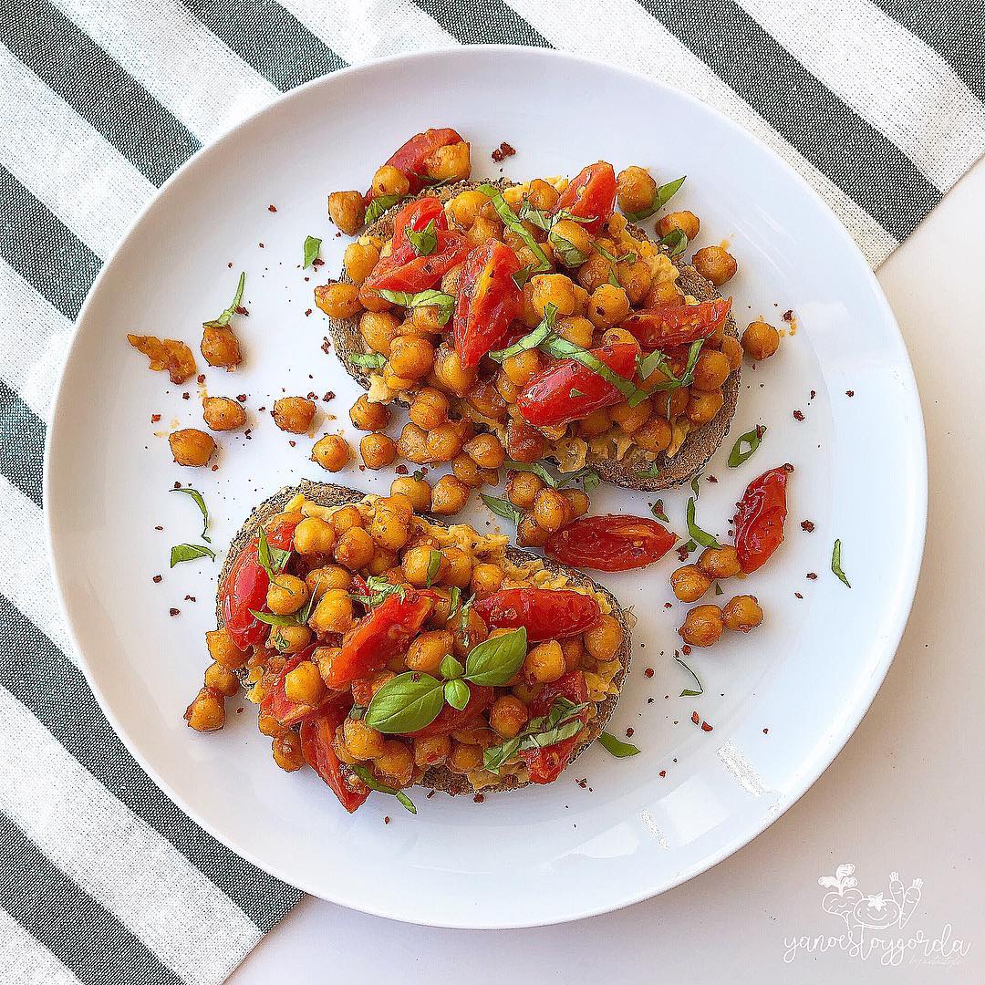 Tostadas con garbanzos al pimentón Tostadas con garbanzos al pimentón