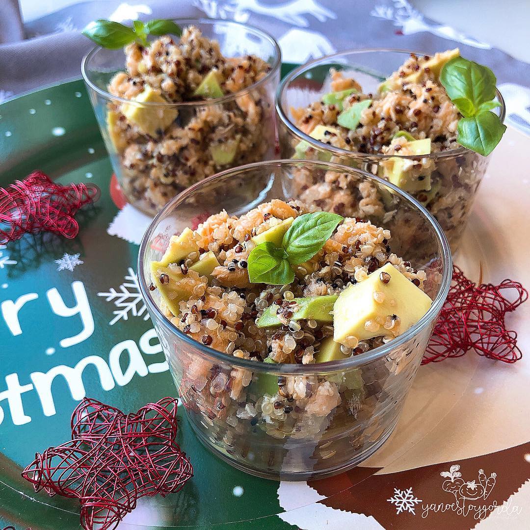 Vasitos de quinoa con salmón y aguacate