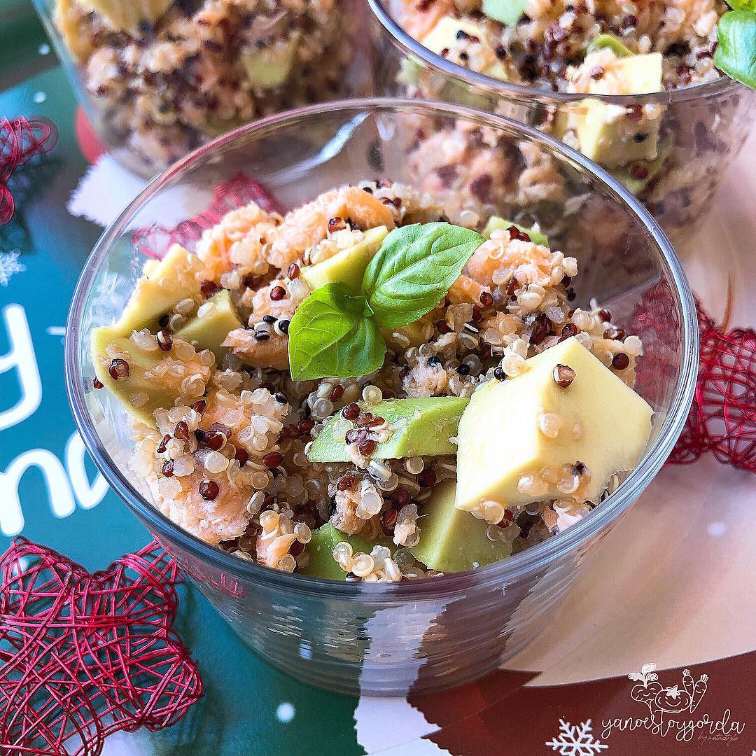 Vasitos de quinoa con salmón y aguacate