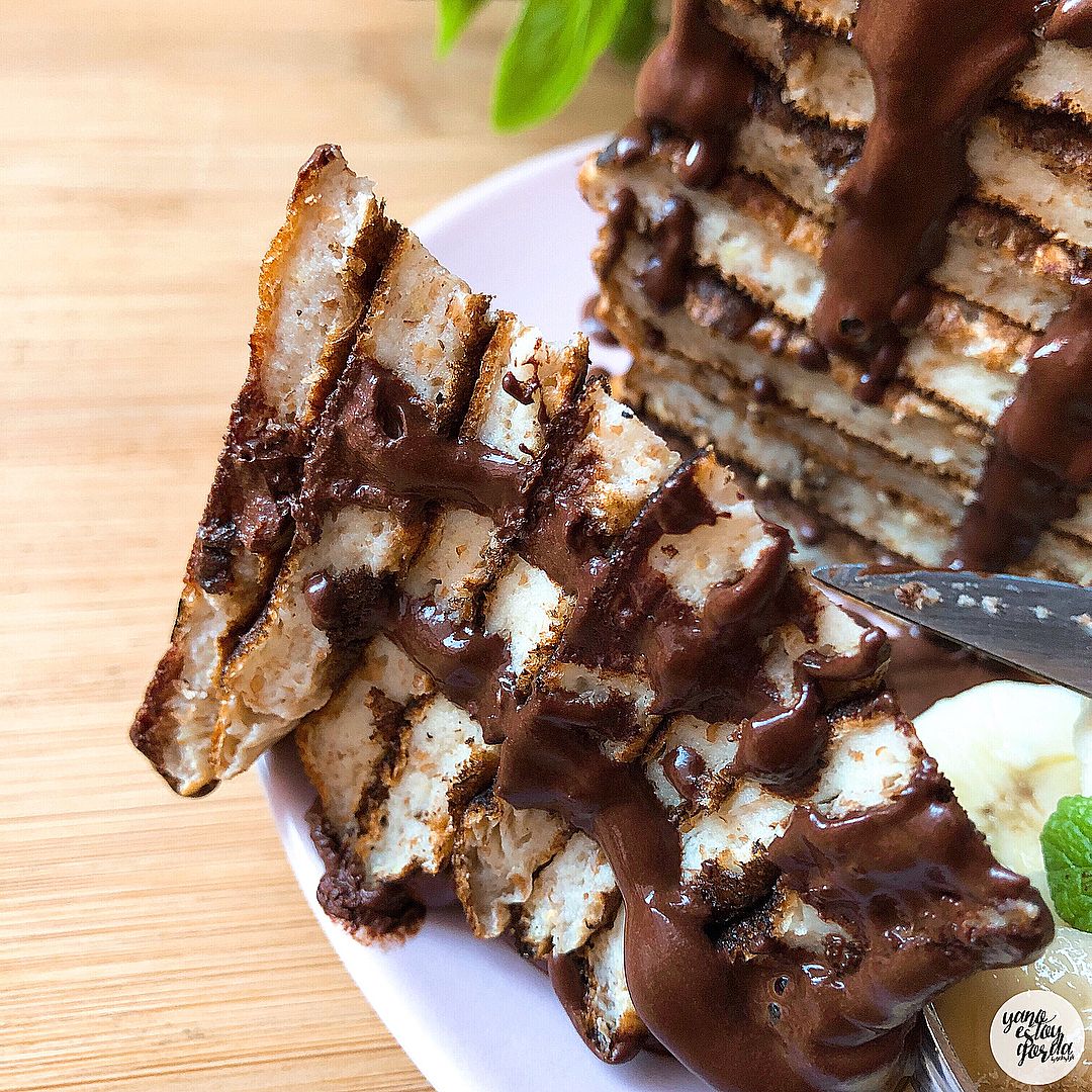 Tortitas de avena integral y plátano con sirope casero de cacao Tortitas de avena integral y plátano con sirope casero de cacao