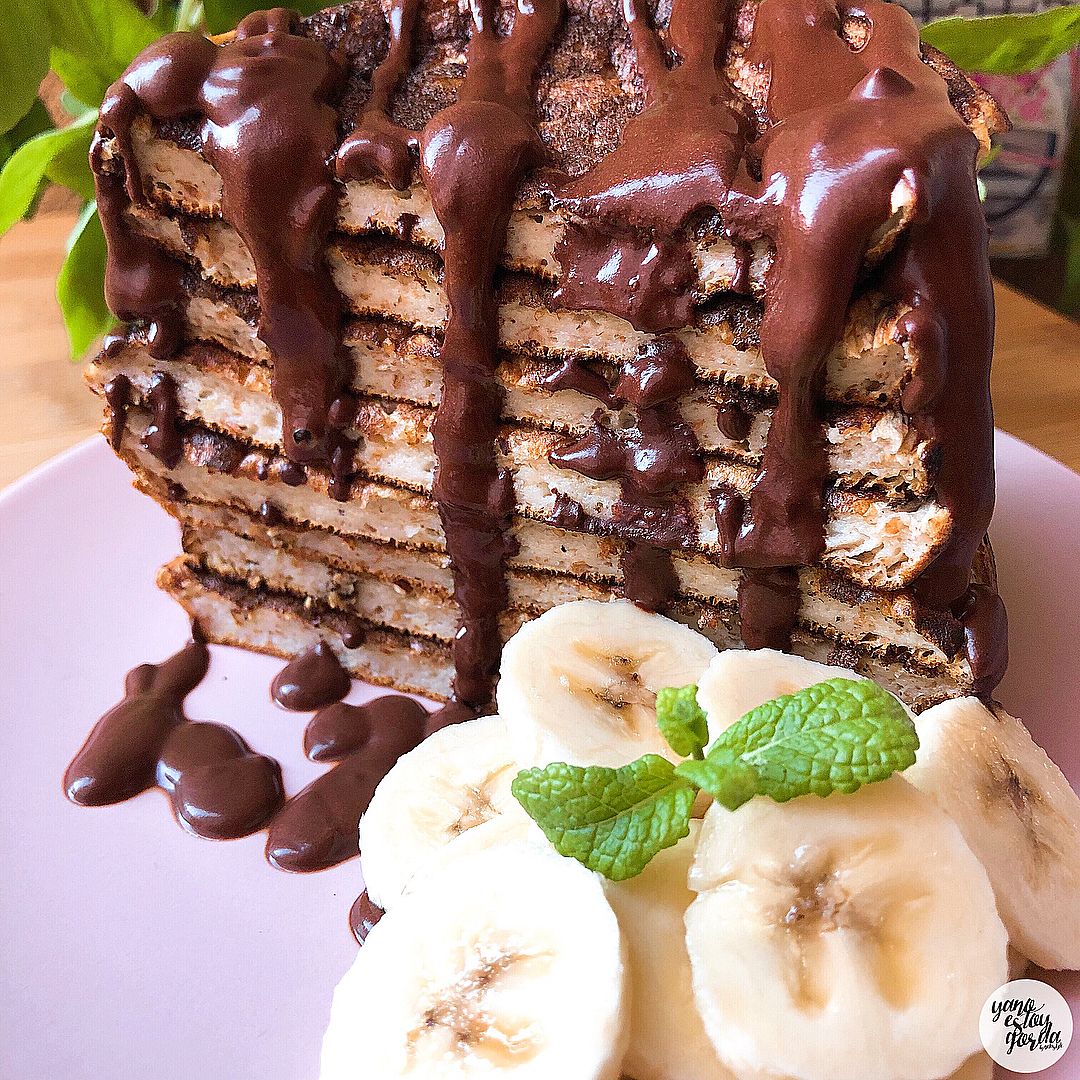 Tortitas de avena integral y plátano con sirope casero de cacao Tortitas de avena integral y plátano con sirope casero de cacao