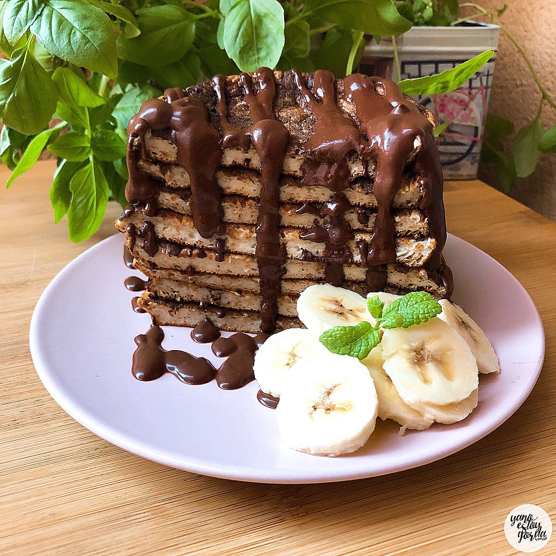 Tortitas de avena integral y plátano con sirope casero de cacao Tortitas de avena integral y plátano con sirope casero de cacao