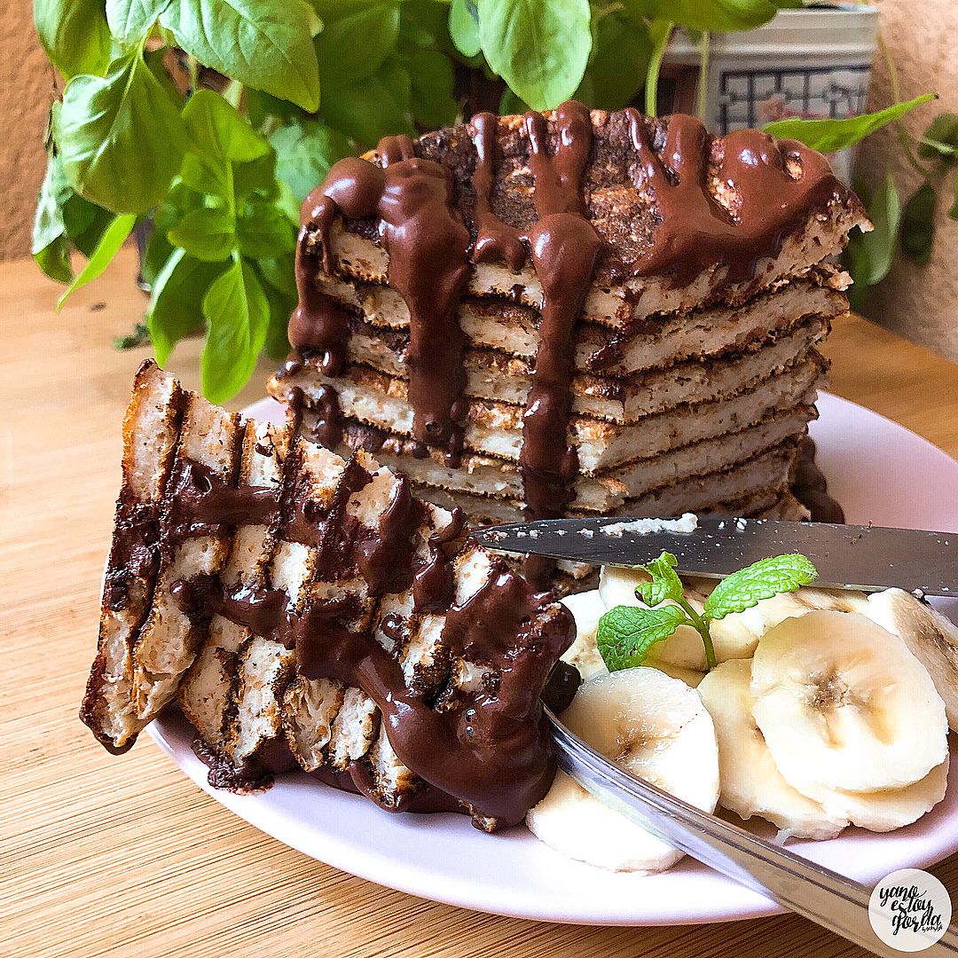 Tortitas de avena integral y plátano con sirope casero de cacao