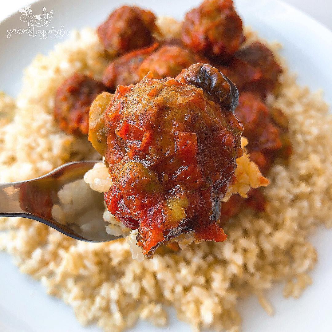 ALBÓNDIGAS CON TOMATE Y ACEITUNAS Albóndigas con tomate y aceitunas