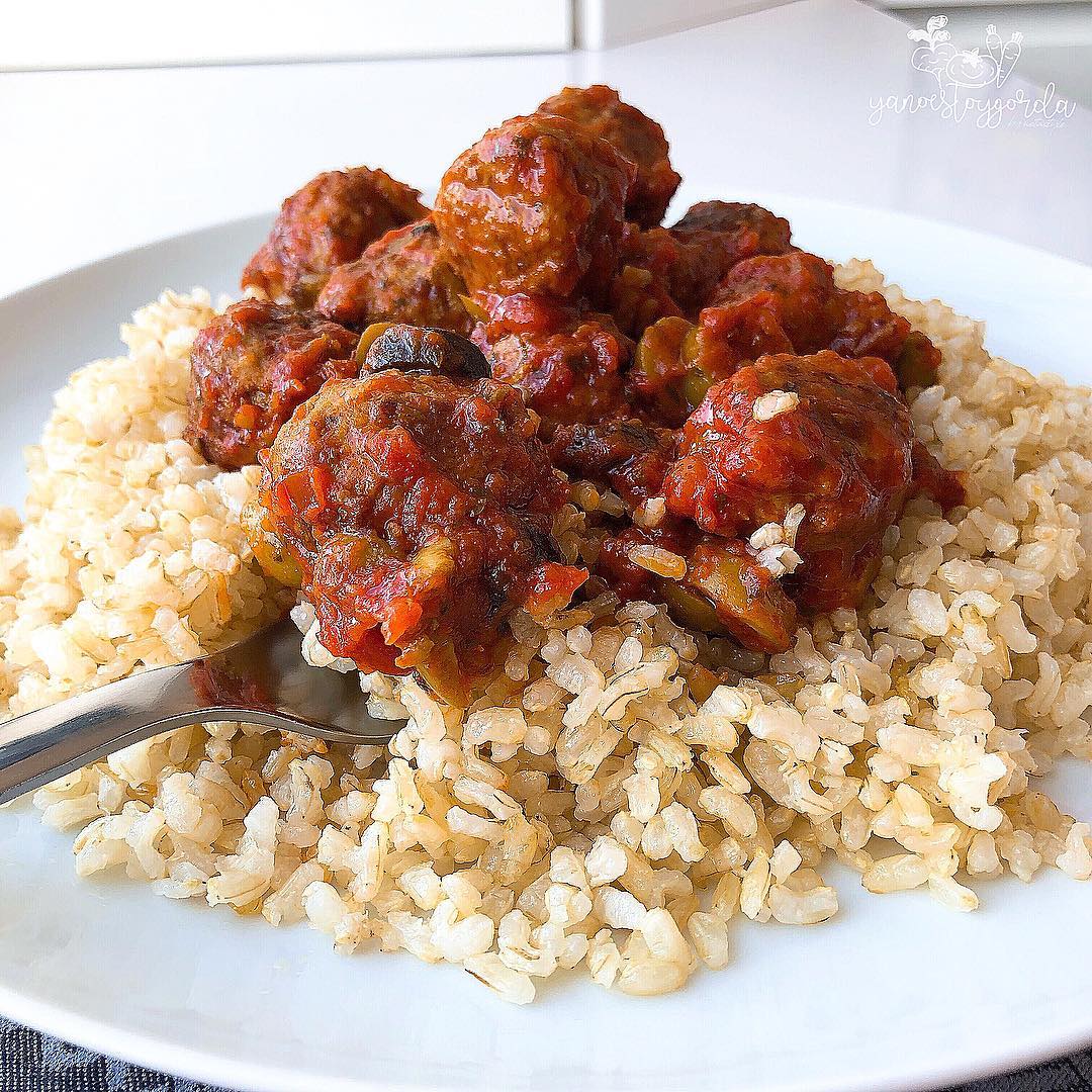 ALBÓNDIGAS CON TOMATE Y ACEITUNAS Albóndigas con tomate y aceitunas