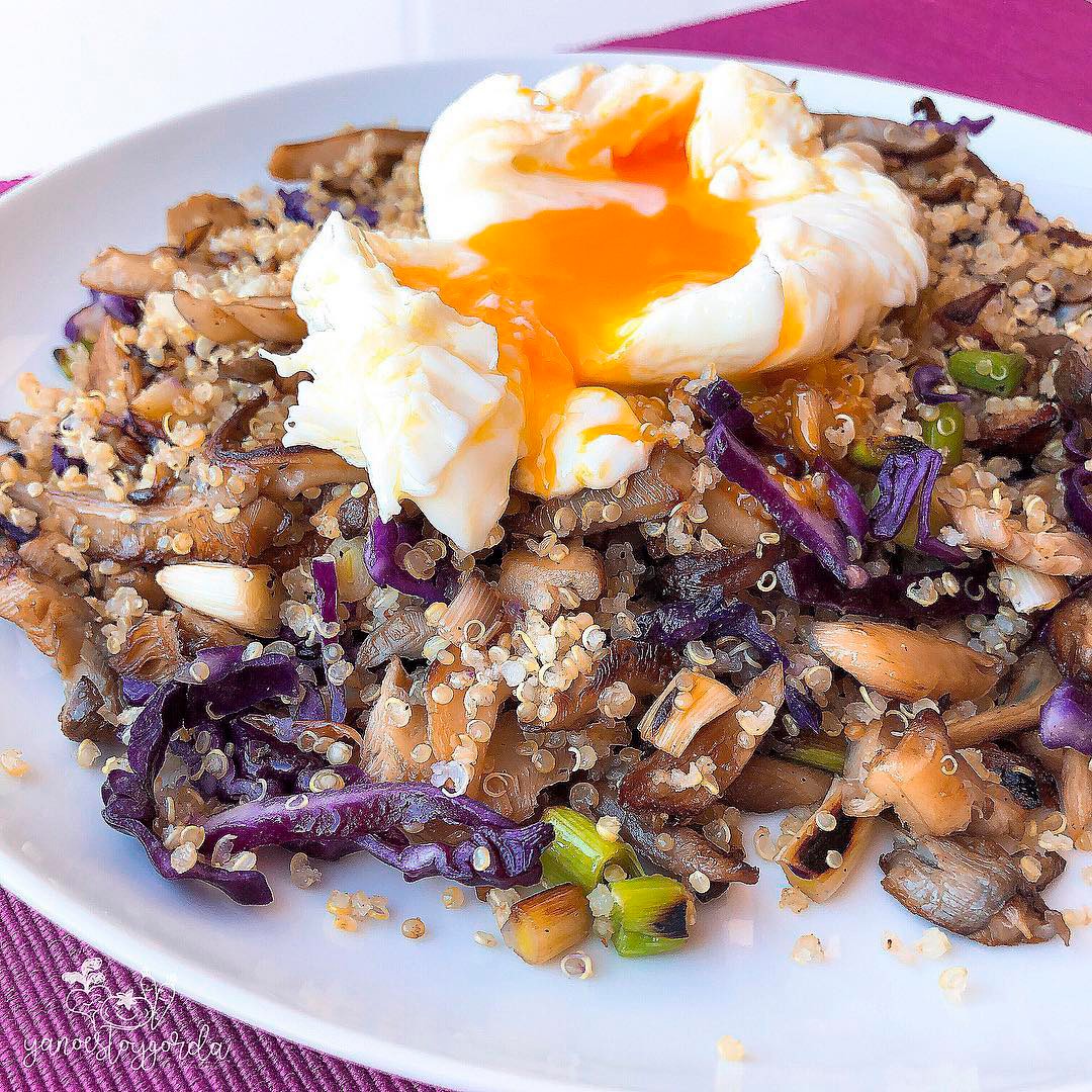Revuelto de setas, ajos tiernos y quinoa
