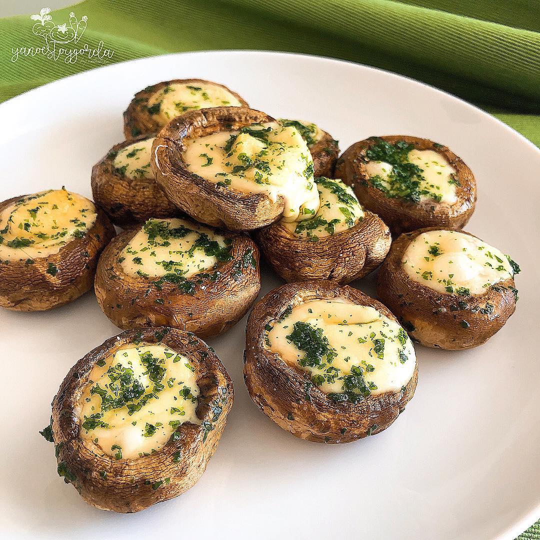 CHAMPIÑONES RELLENOS DE QUESO CHAMPIÑONES RELLENOS DE QUESO