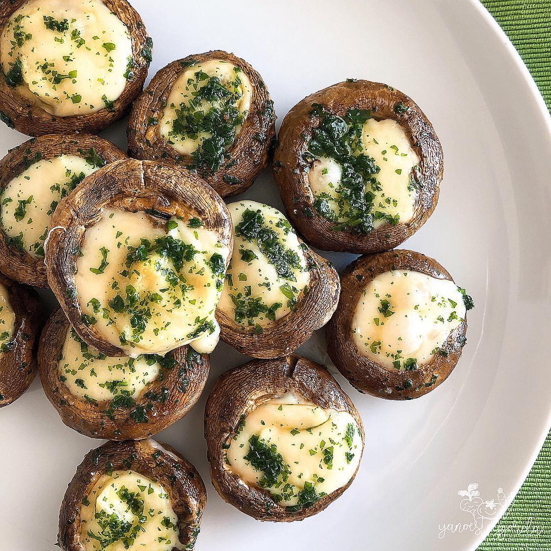 CHAMPIÑONES RELLENOS DE QUESO CHAMPIÑONES RELLENOS DE QUESO