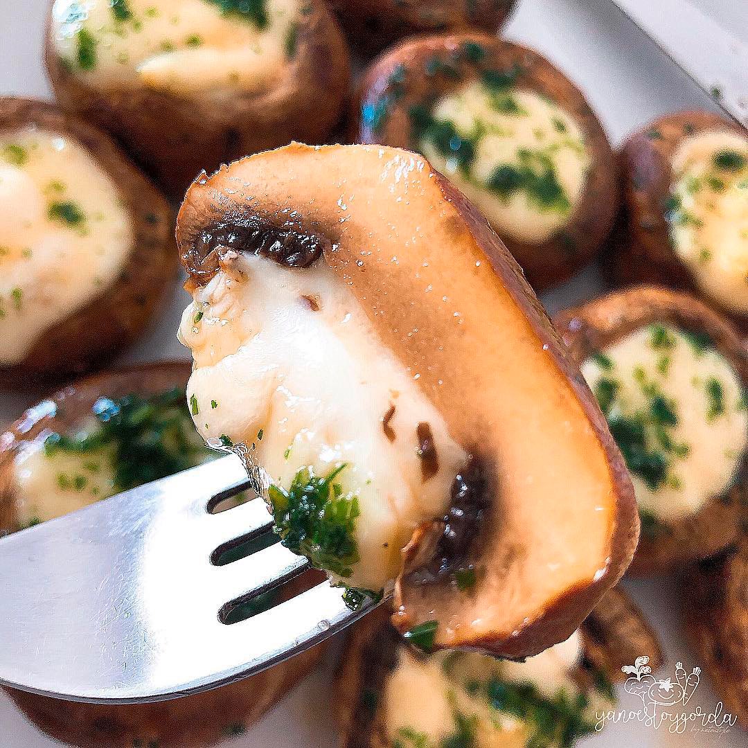 CHAMPIÑONES RELLENOS DE QUESO