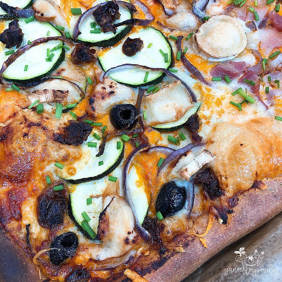Pizza saludable con los bordes rellenos Pizza saludable con los bordes rellenos