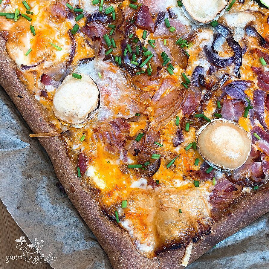 Pizza saludable con los bordes rellenos Pizza saludable con los bordes rellenos
