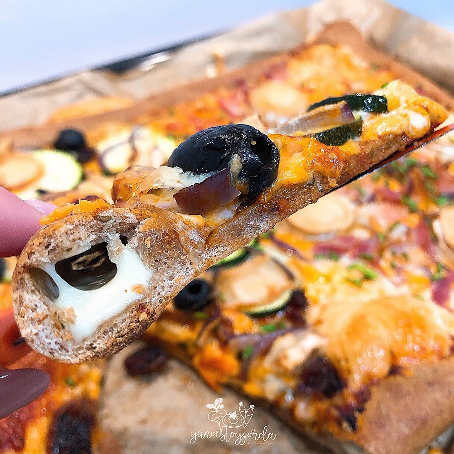 Pizza saludable con los bordes rellenos Pizza saludable con los bordes rellenos