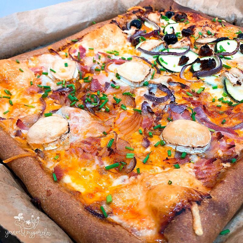 Pizza saludable con los bordes rellenos