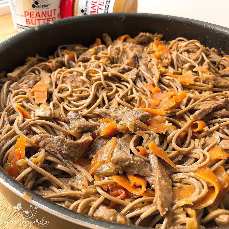 ESPAGUETIS CON SALSA DE CACAHUETE