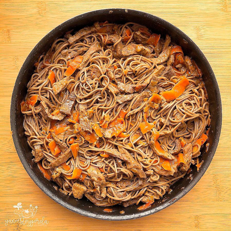 ESPAGUETIS CON SALSA DE CACAHUETE