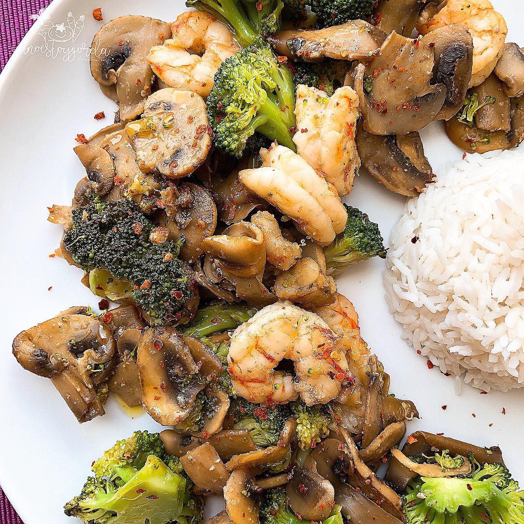 Brócoli con champiñones y gambones Brócoli con champiñones y gambones