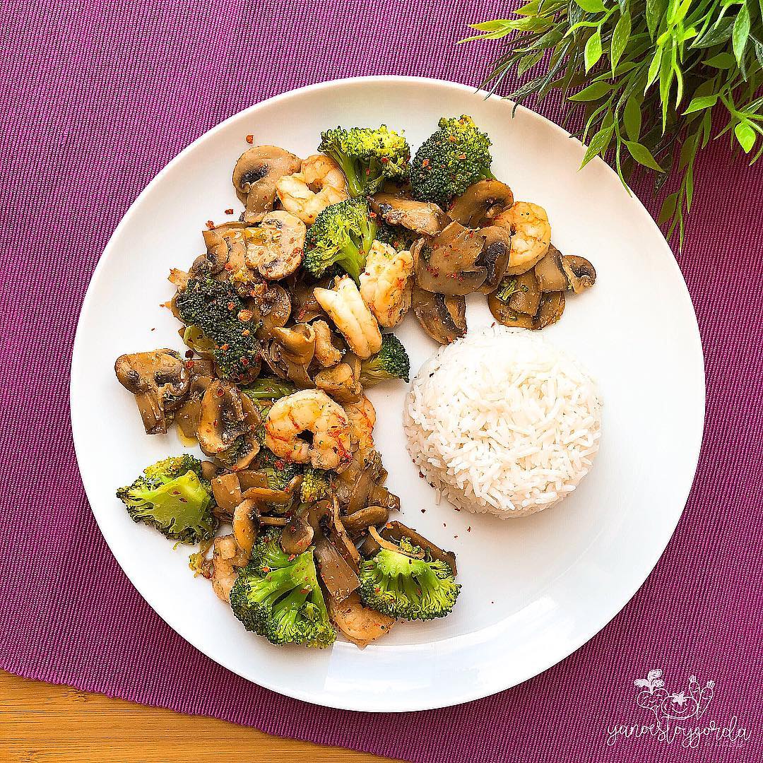 Brócoli con champiñones y gambones Brócoli con champiñones y gambones