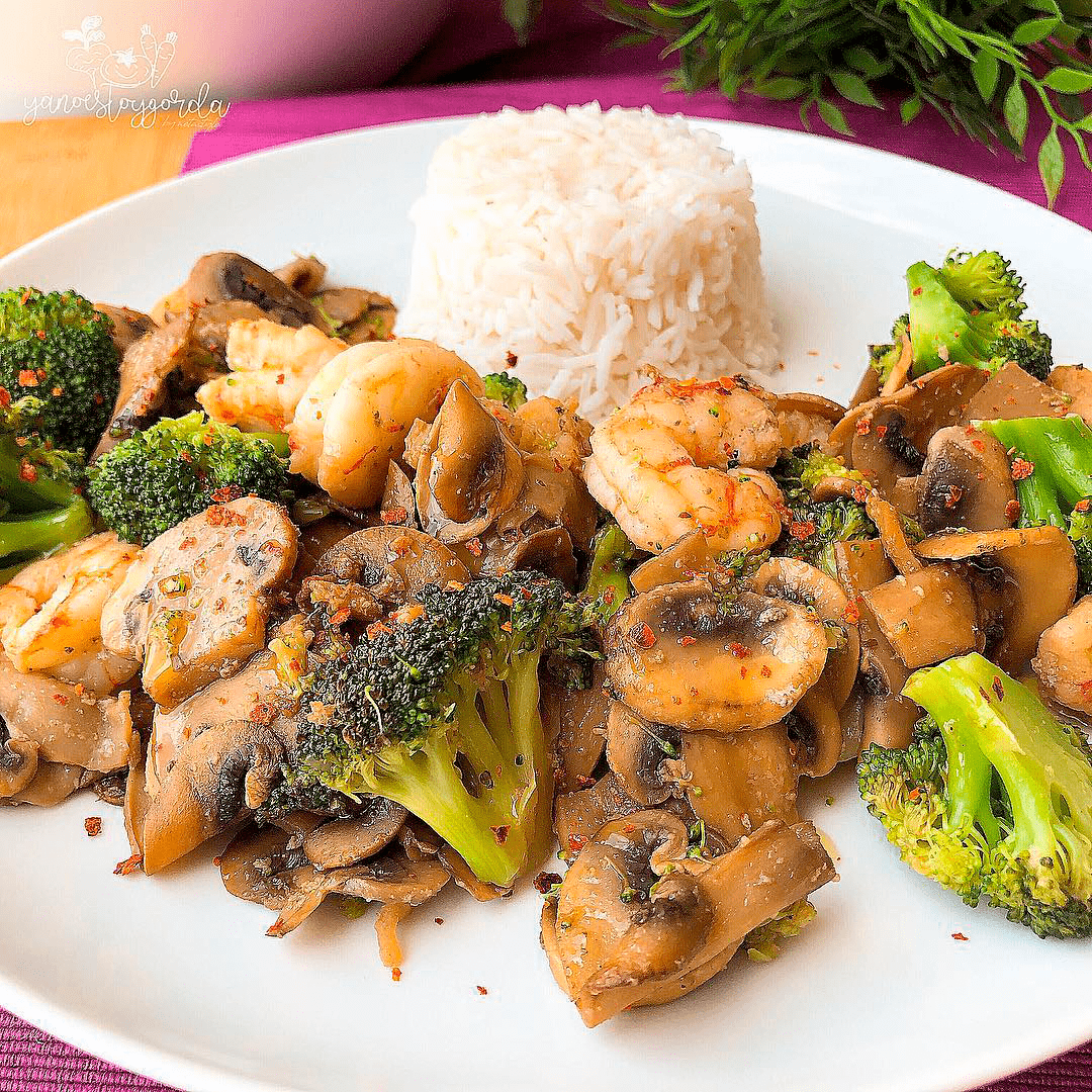 Brócoli con champiñones y gambones