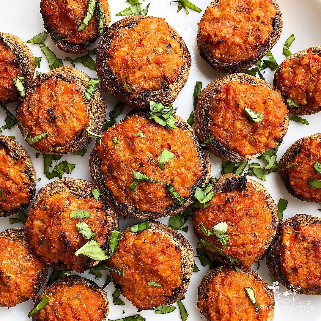 CHAMPIÑONES RELLENOS DE ATÚN Y TOMATE