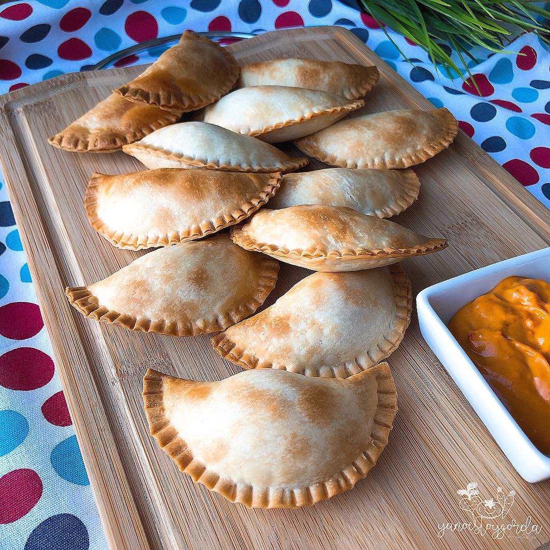 EMPANADILLAS DE POLLO Y QUESO DE CABRA