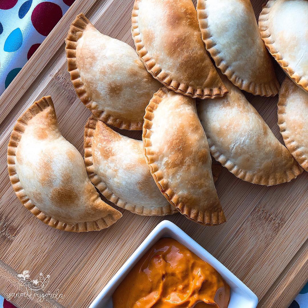 EMPANADILLAS DE POLLO Y QUESO DE CABRA