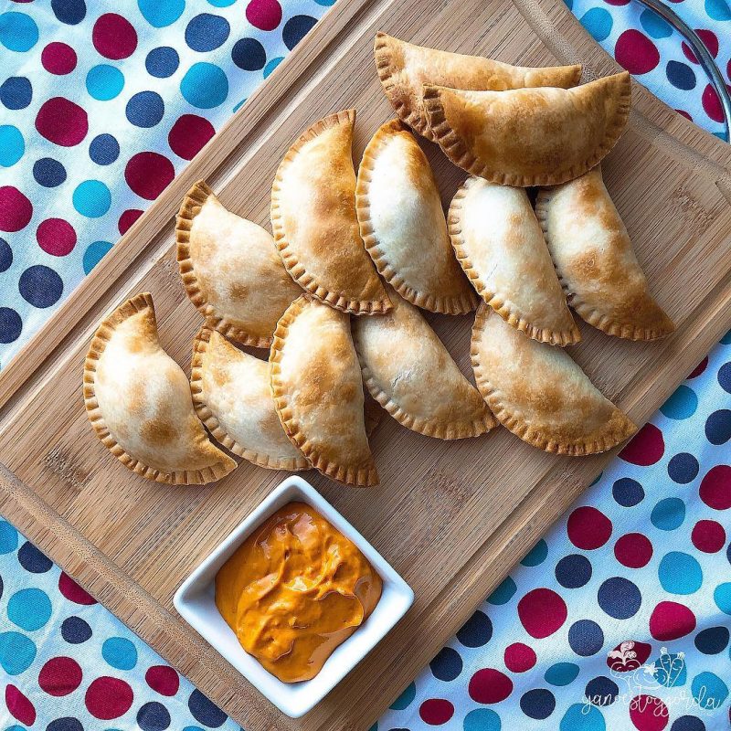 EMPANADILLAS DE POLLO Y QUESO DE CABRA