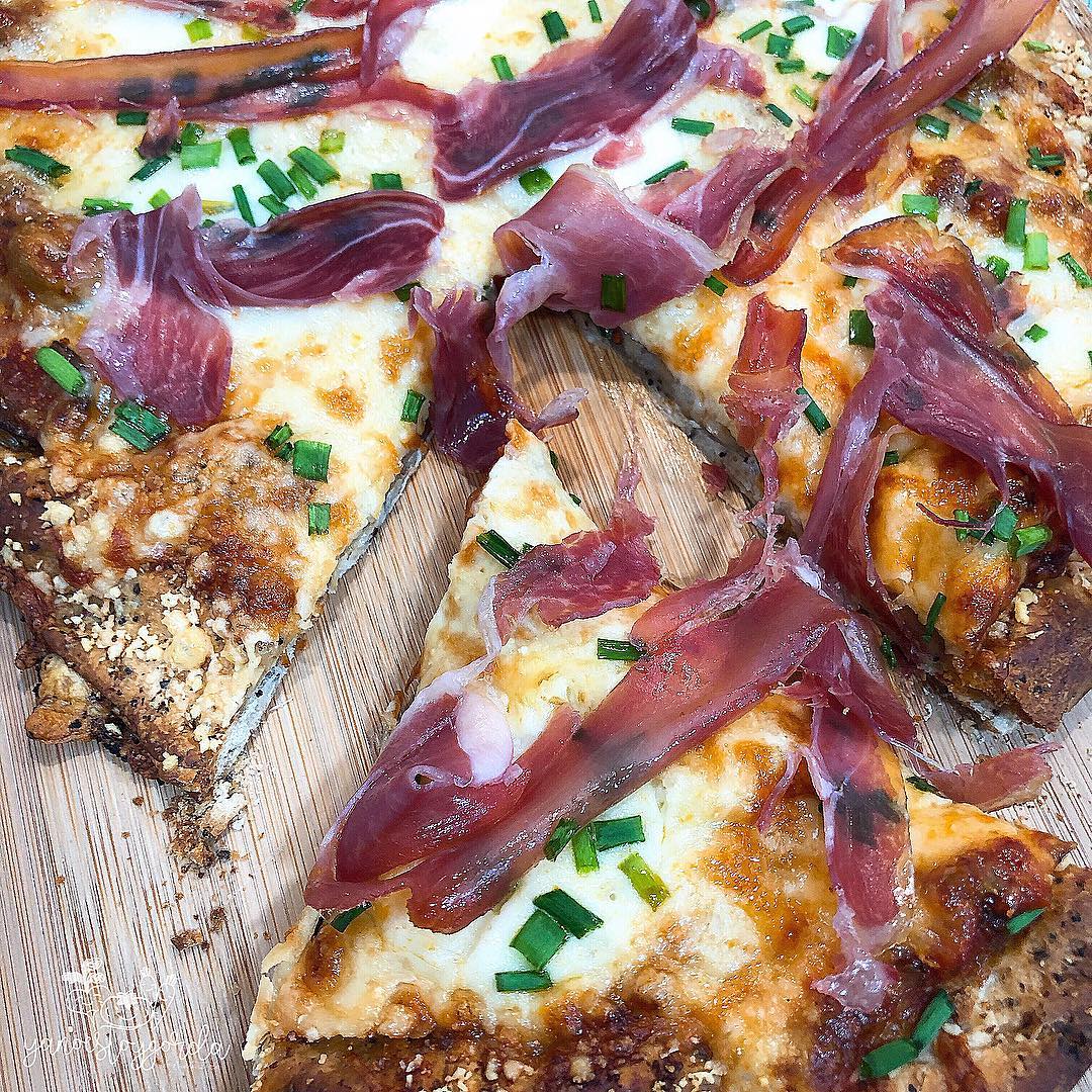 PIZZA DE ESPELTA INTEGRAL MASA FINA CON JAMÓN