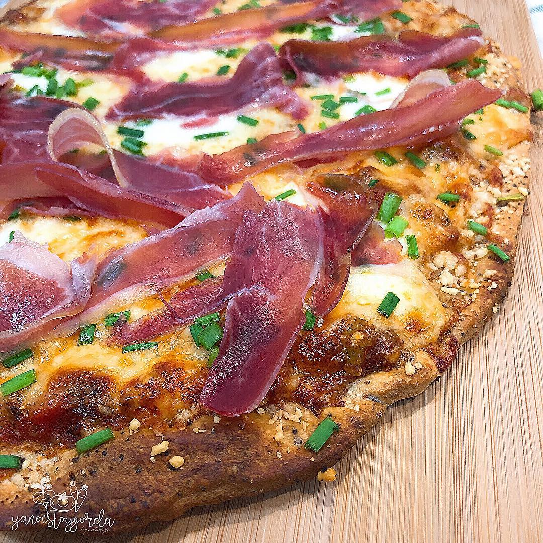 PIZZA DE ESPELTA INTEGRAL MASA FINA CON JAMÓN